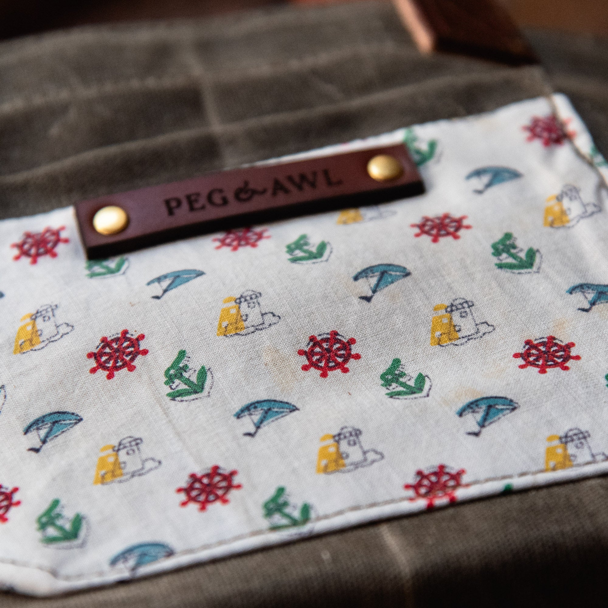 Pipit Tote with 1950's Kitchen Apron: Polly