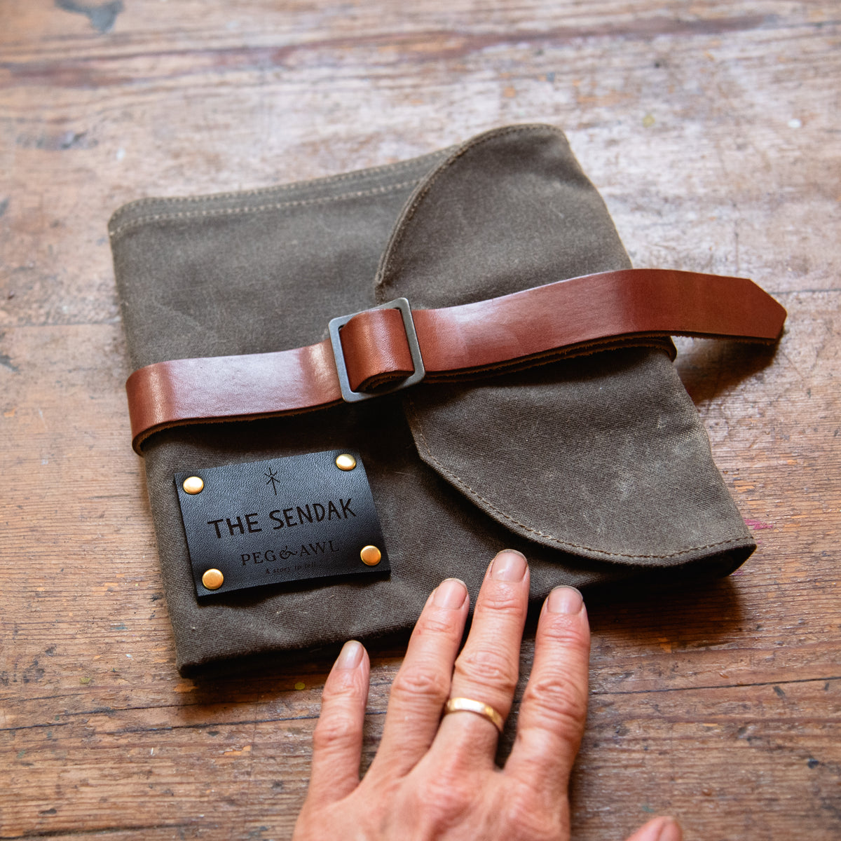 【Peg & Awl】The Sendak Artist Roll (Moss) Peg and Awl The Sendak Artist Roll - Moss/Brown - NOMADO Store