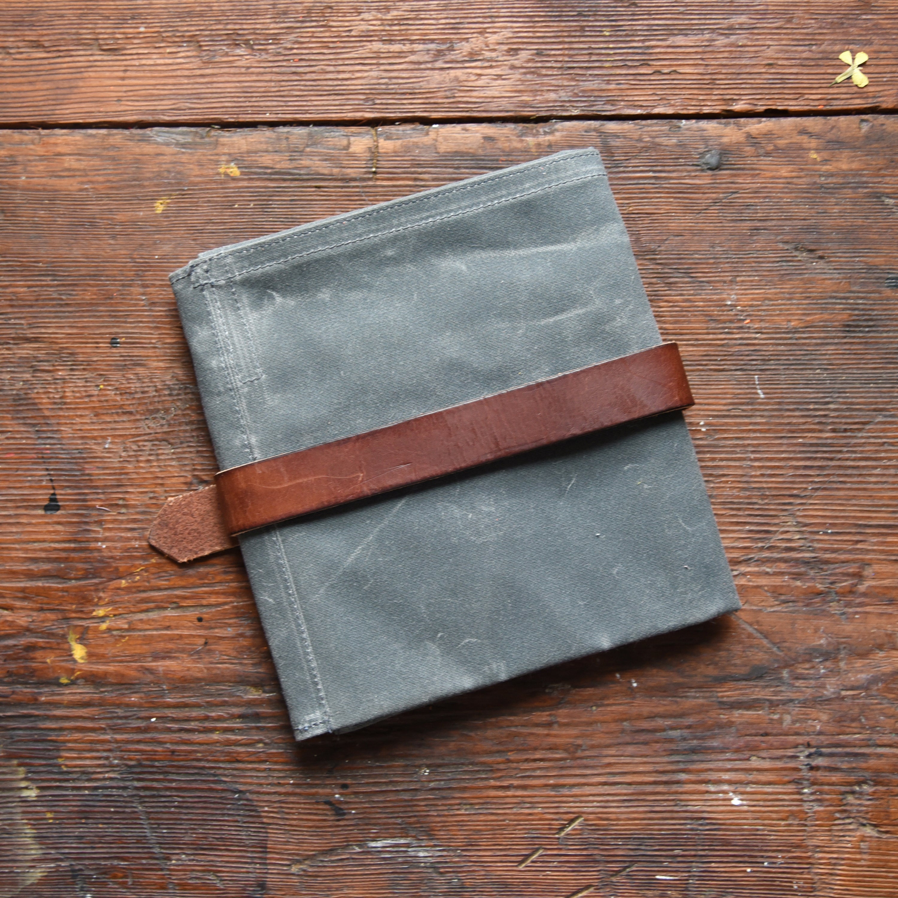 /color-Slate with Brown Leather