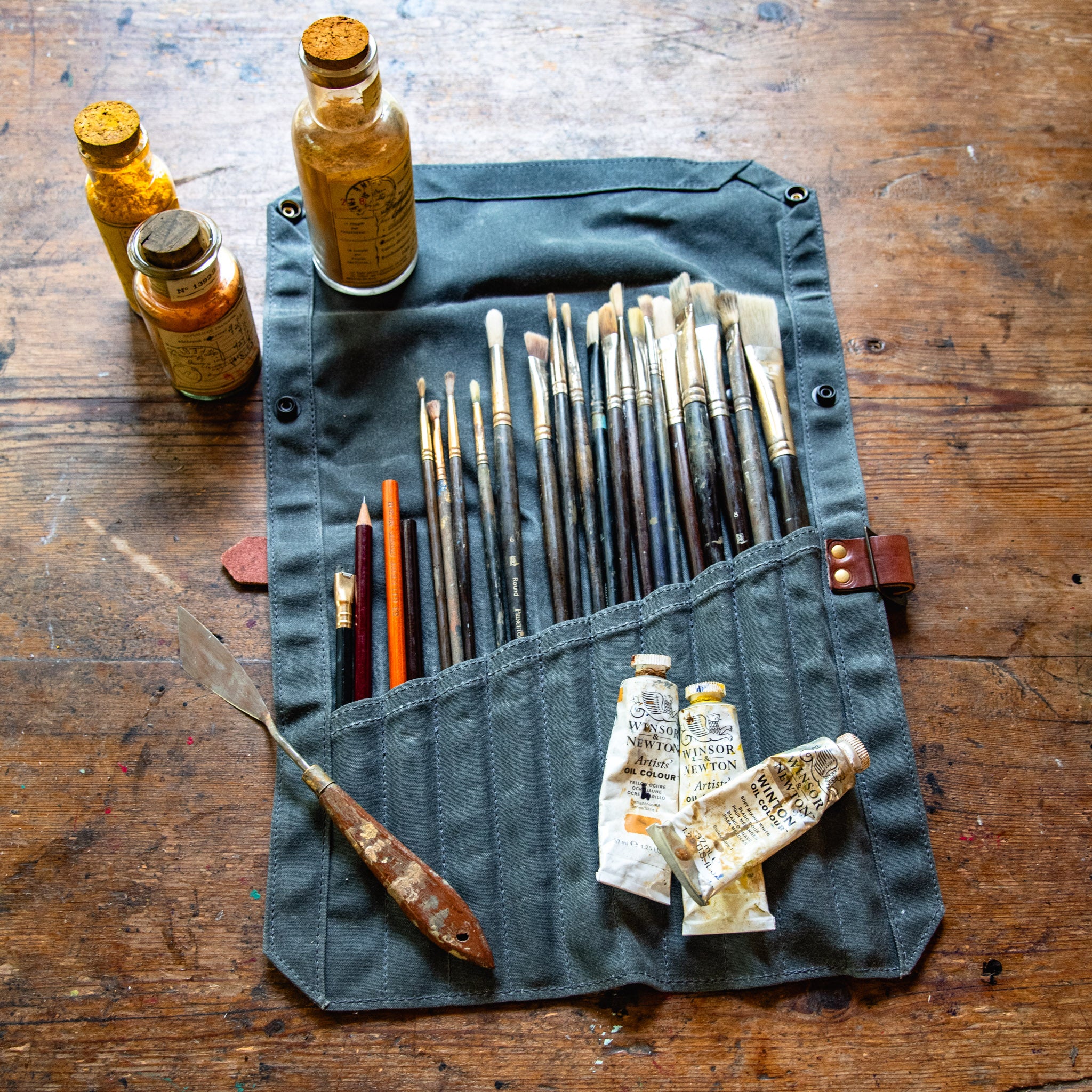 Helga Paint Brush Roll