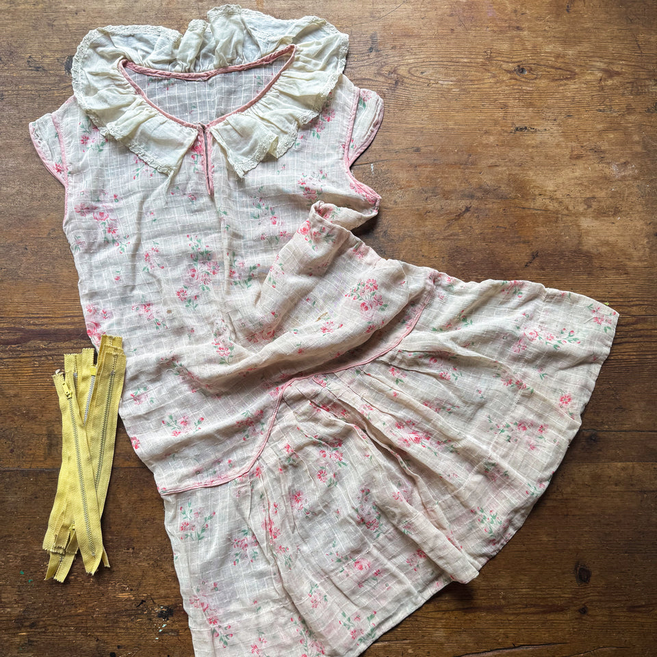 Essentials Pouch with 40s-50s Girls Dress: Priya / Arjun