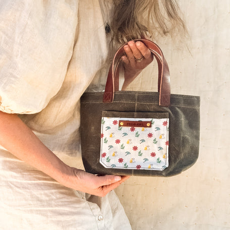 Pipit Tote with 1950's Kitchen Apron: Polly