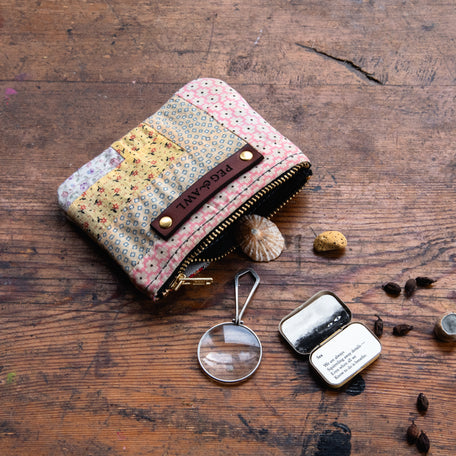 Spender Pouch with 1900s Log Cabin Patchwork Quilt: Ameliana