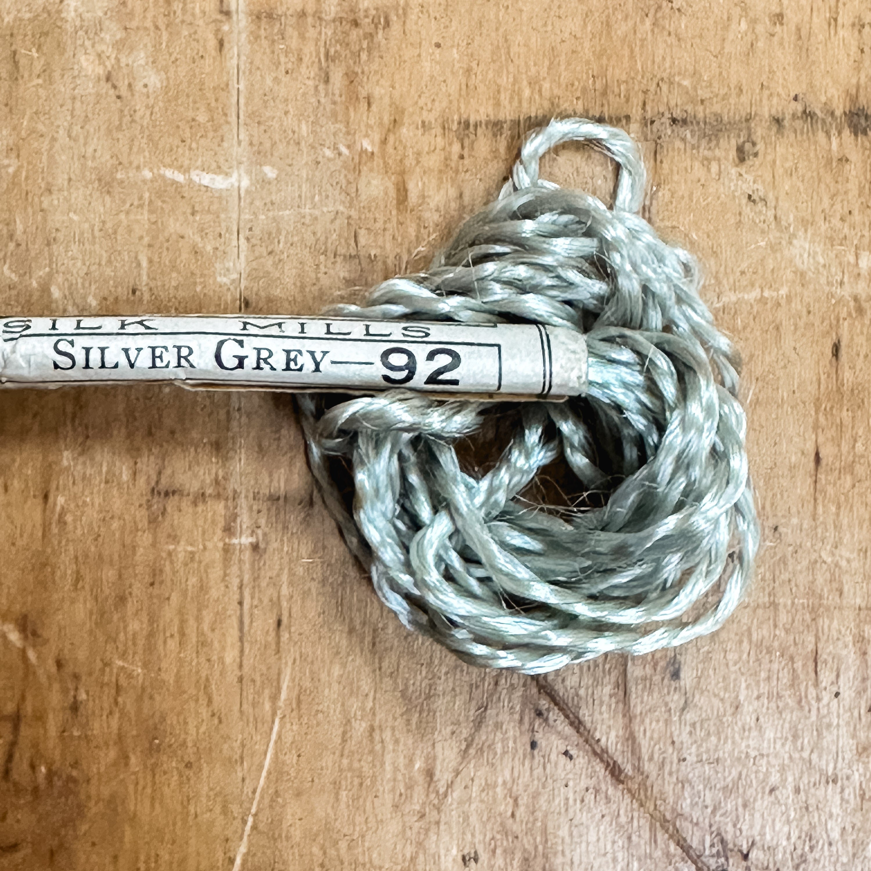 /color-silvery grey